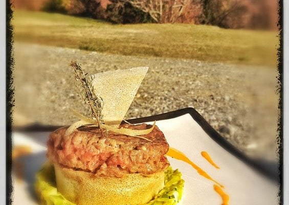 Boulette d'agneau avec cœur de crème de Roquefort Papillon accompagné de sa fondue de poireau et sa sauce carottes