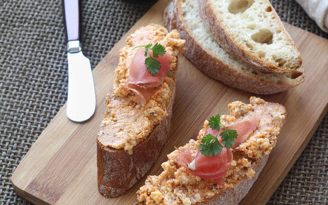 Bruschetta au fromage de brousse, tomates séchées et jambon fumé