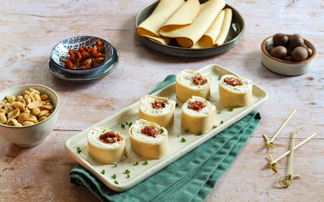 Roulés apéro aux tranches végé pois chiches, fromage frais et tomates séchées