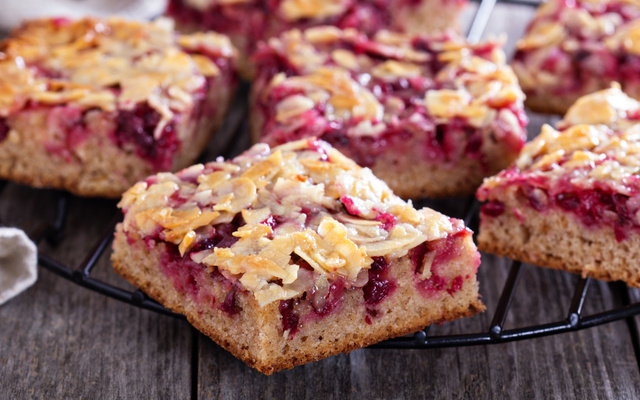 Carrés au fruits rouges et amandes caramélisées