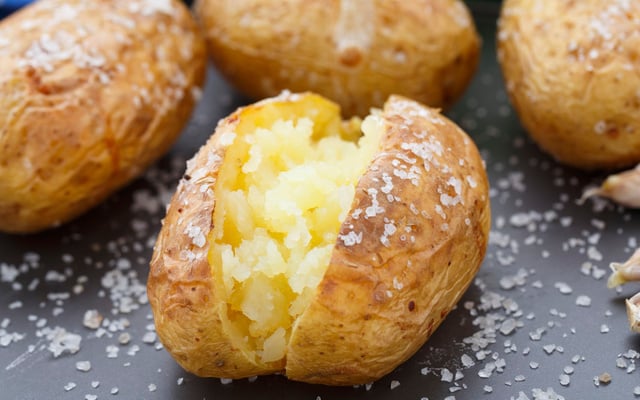 Pommes de terre au four à la fleur de sel et crème de ciboulette