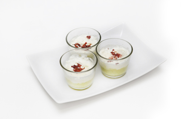 Velouté d'asperges, espuma de bacon et chips de bacon