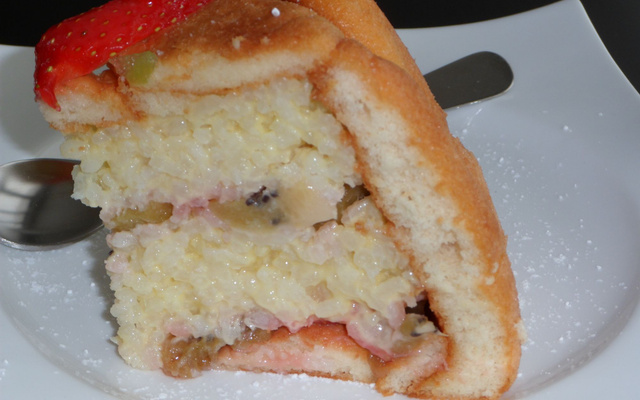 Charlotte au riz, fraises et kiwis