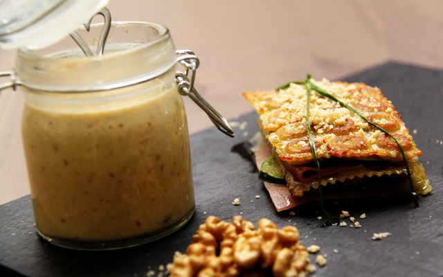 Mille-feuilles de ravioles et sa crème de Saint Marcellin aux noix
