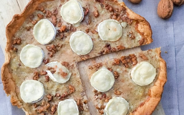 Tarte fromage de chèvre, miel et oignons