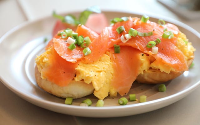 Œufs brouillés à la truite fumée sur muffins anglais