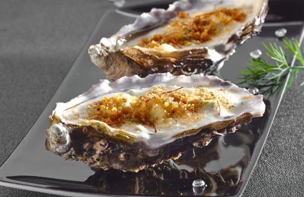 Huitres à la crème d'asperge et safran, gratinées au roquefort