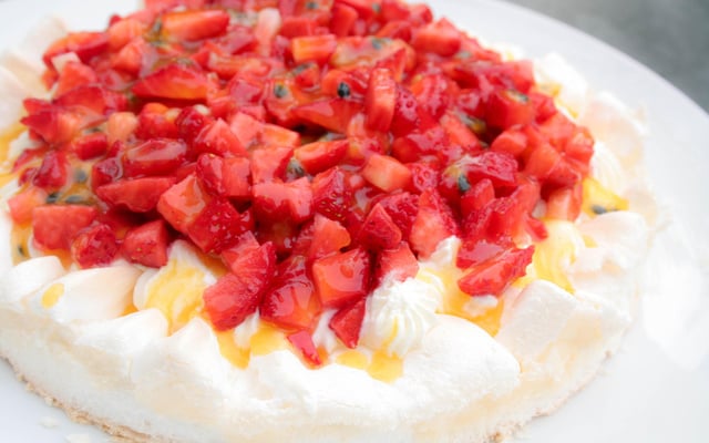 Pavlova fraises et coulis aux fruits de la passion