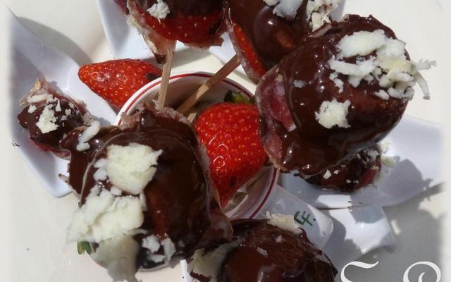 Sucettes surprises sucrées-salées à la fraise
