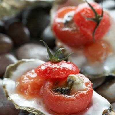 Tomate farcie d'huître en gelée tremblotante façon Bloody Mary Kiwi.