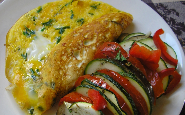 Tian de légumes et omelette à la ciboulette