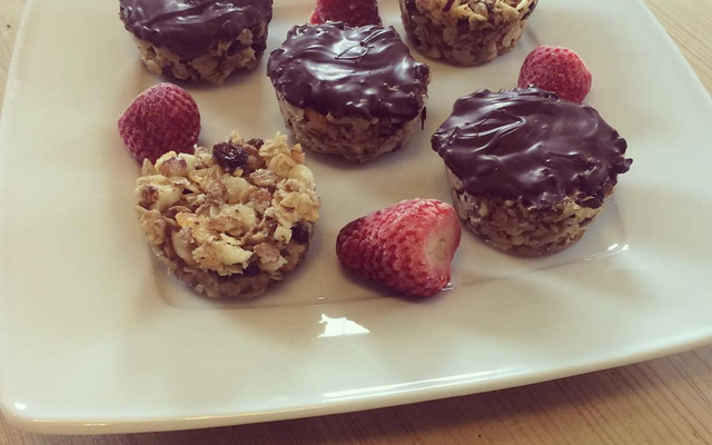 Bouchées croquantes au muesli nappées de chocolat