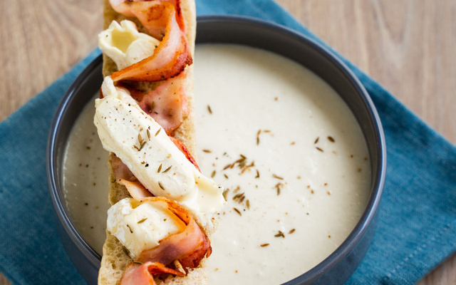 Crème de chou-fleur au Saint-Marcellin et au cumin