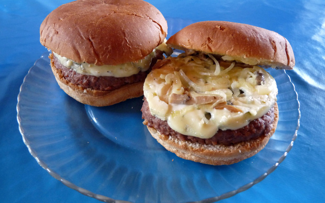 Hamburger de canard à la Fourme d'Ambert