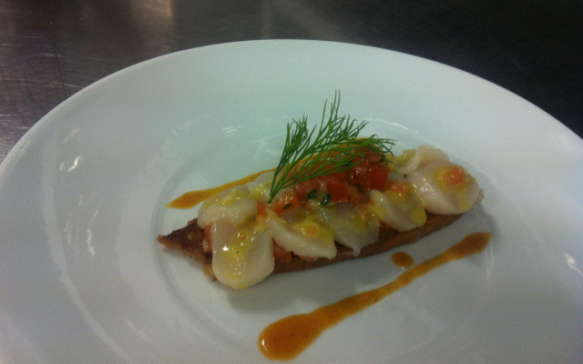 Carpaccio de St-Jacques sur son croustini de tartare de tomate