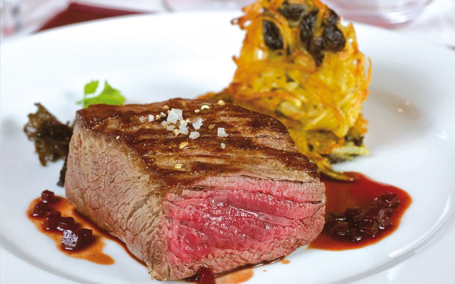 Pavé de rumsteck de bœuf poêlé, Pommes paillasson aux champignons, jus de betteraves