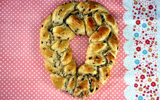 Tresse de brioche dorée aux pépites de chocolat noir