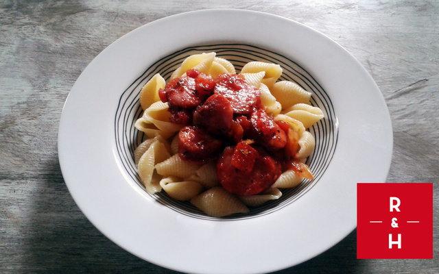 Pâtes aux saucisses fumés et sa sauce tomates pimentée