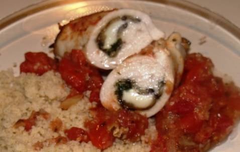 Roulé de poulet fourré et son lit de tomates
