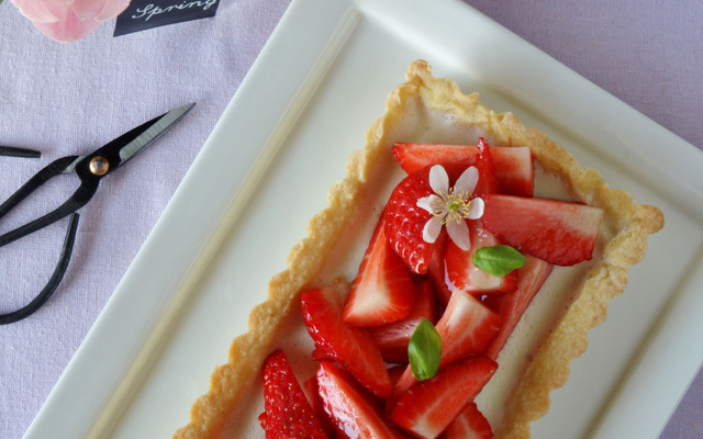 Tarte avec panna cotta au basilic et fraises