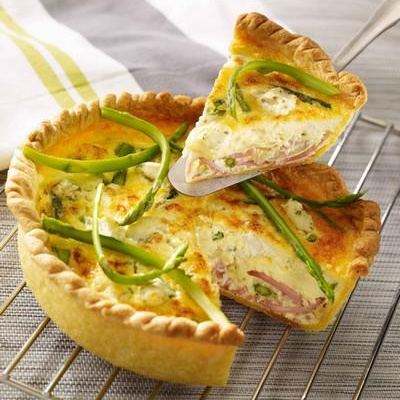 Quiche au râpé de jambon, asperges et fromage frais