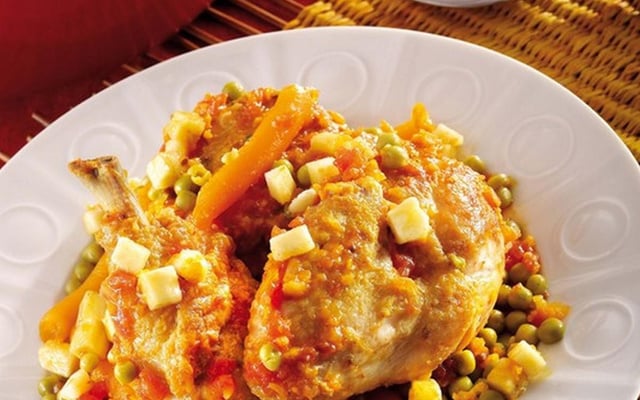 Curry de poulet aux petits pois et jeunes carottes