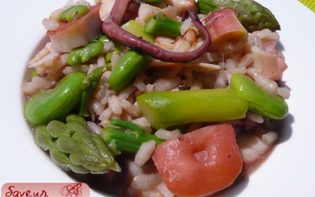 Risotto rose et vert au calamar géant, safran, fèves et asperges vertes