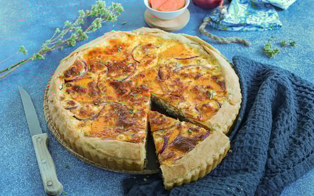 Quiche à la patate douce, feta et oignons caramélisés