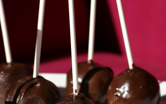 Cake-pop au caramel au beurre salé, enrobage chocolat noir