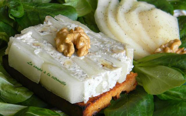 Tartine de pain d'épices aux poires et crème de Saint Agur aux noix