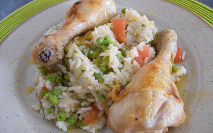 Pilons de poulet rôti sur riz aux légumes