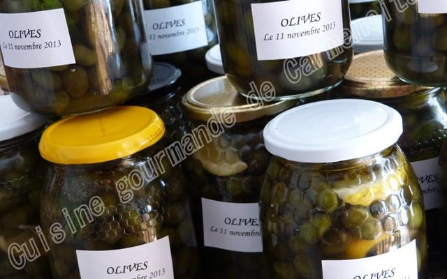 Préparation des olives en conserves