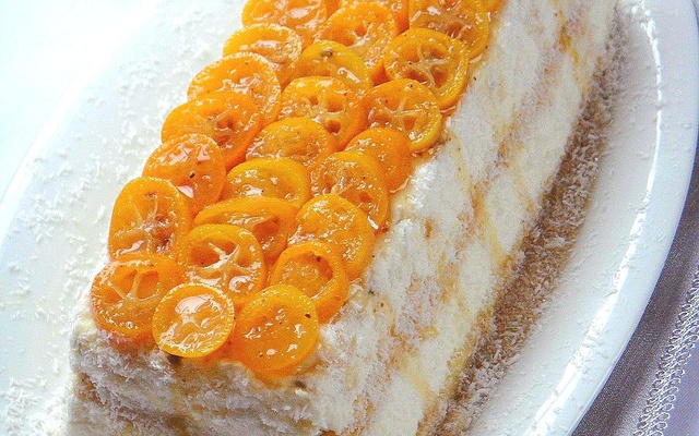 Bûche aux kumquats confits, coco passion, chocolat fleur d'oranger