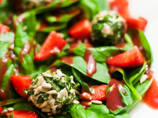 Salade de Petits Chèvre au Basilic et Tournesol, Pousses d'épinards, Fraises et Vinaigrette aigre-douce à la Fraise