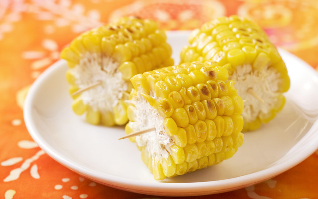 Épis de maïs grillé au barbecue