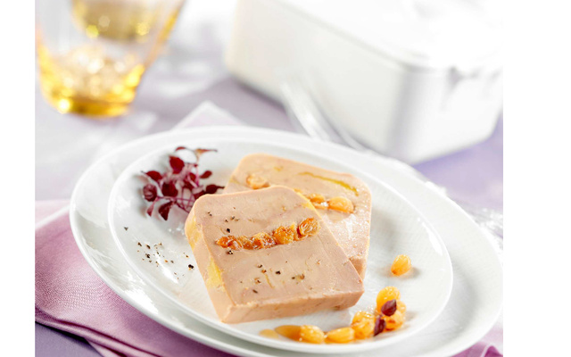 Terrine de foie gras aux raisins secs et à la liqueur de pomme