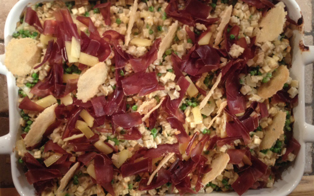 Gratin de crozets au beaufort, petits pois, viande de grisons, et tuiles au parmesan