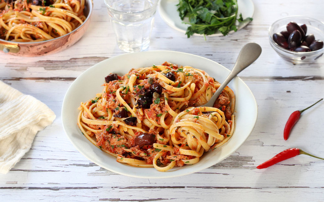Linguine au thon, olives et câpres