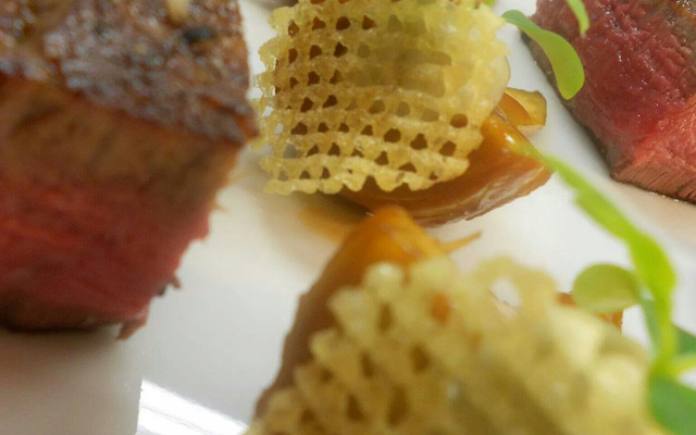 Dos de saumon à l'unilatérale, risotto fondant, julienne de poireaux et concassée de tomates provençales