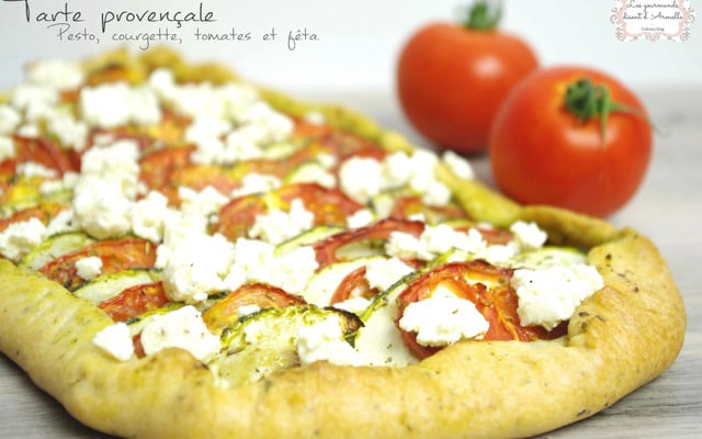 Tarte provençale: pesto, courgette, tomates et feta