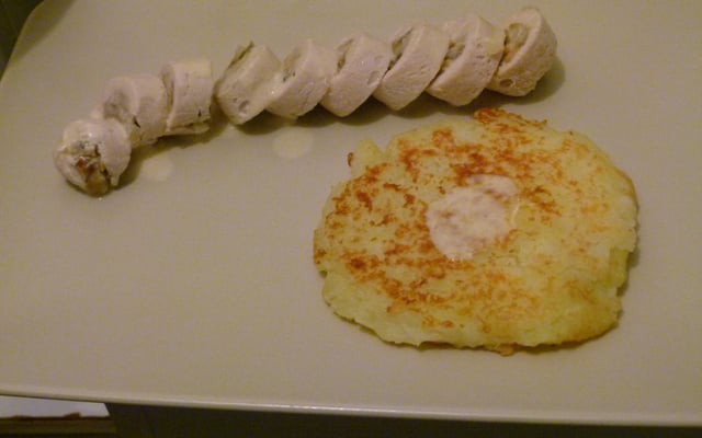 Ballottines de volaille farcie aux champignons, sauce paprika et galette de pomme de terre