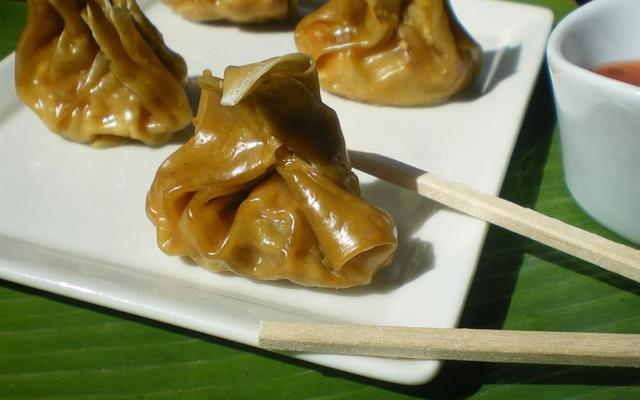 Raviolis won ton saumon de Norvège, cacahuète et sésame