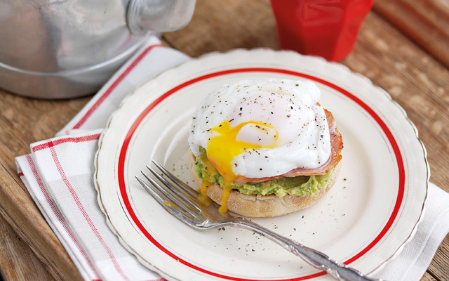 Œuf benedicte à l'avocat Hass du Pérou