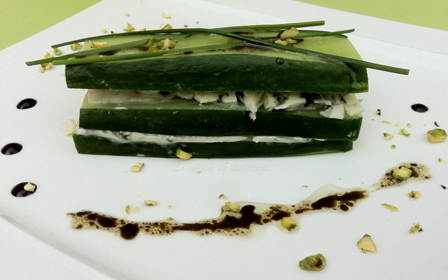 Millefeuille de concombre, roquefort écrasé et pistaches concassée