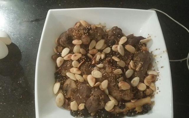 'Mrouzia' Tajine d'agneau aux raisins secs et ras el hanout