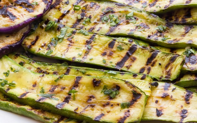 Courgettes grillées marinées comme un antipasti