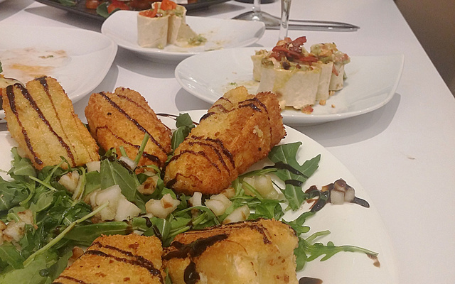 Brie pané farci aux noix et à la poire