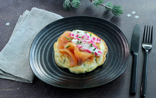 Pancakes aux herbes, crème fouettée et saumon fumé