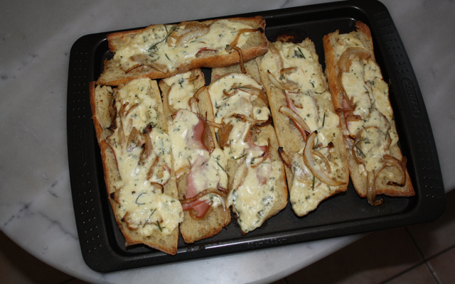 Tartine de gouda et bacon au four