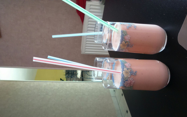 Smoothie pommes, bananes, fraises